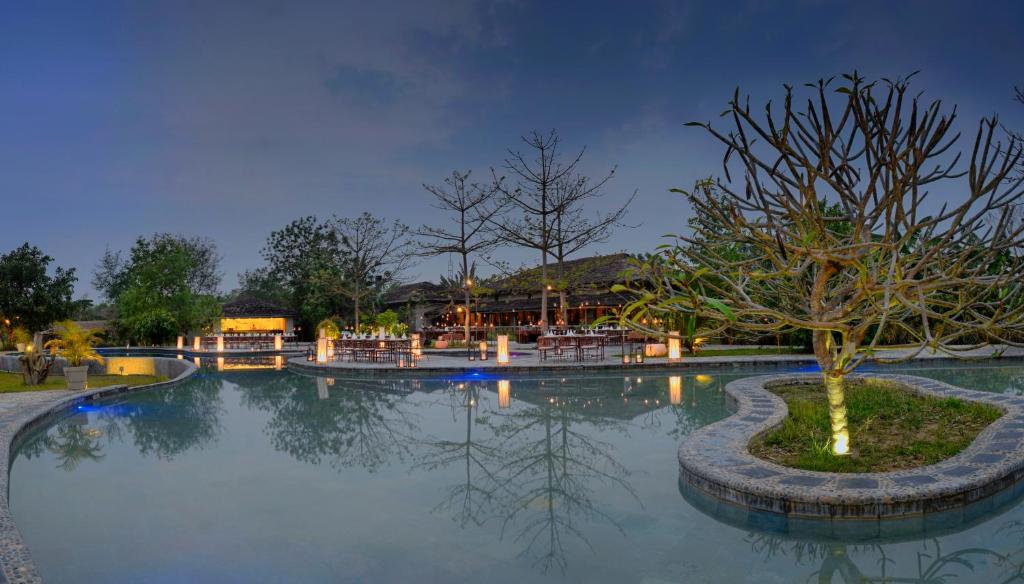 Piscina en o cerca de Barahi Jungle Lodge