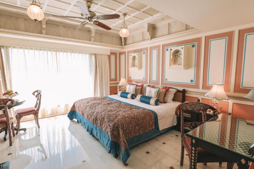 Postel nebo postele na pokoji v ubytování Taj Lake Palace Udaipur