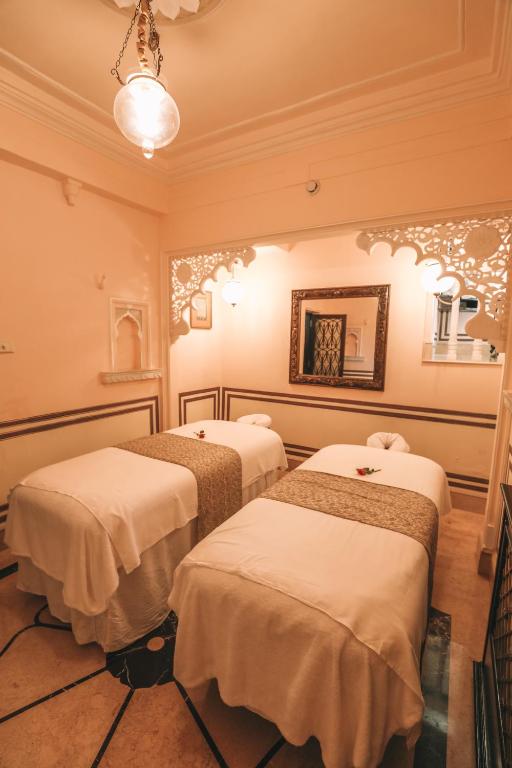 Postel nebo postele na pokoji v ubytování Taj Lake Palace Udaipur
