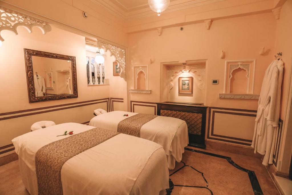 Postel nebo postele na pokoji v ubytování Taj Lake Palace Udaipur