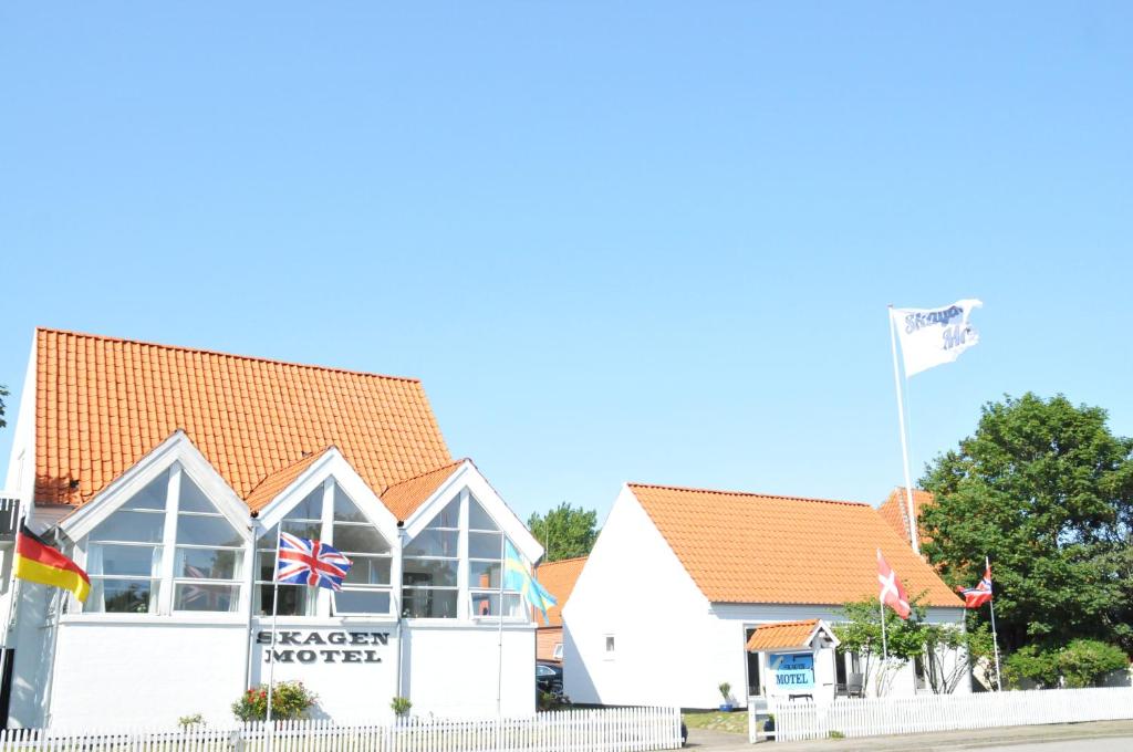 un edificio con una bandiera davanti di Skagen Motel a Skagen