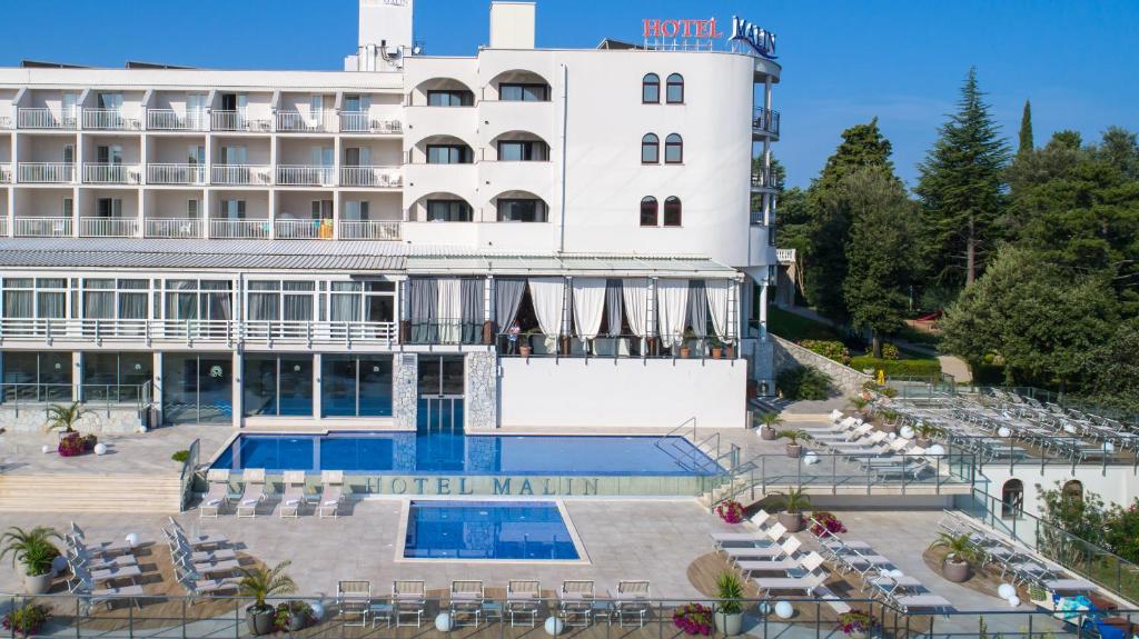 Bazén v ubytování Hotel Malin nebo v jeho okolí