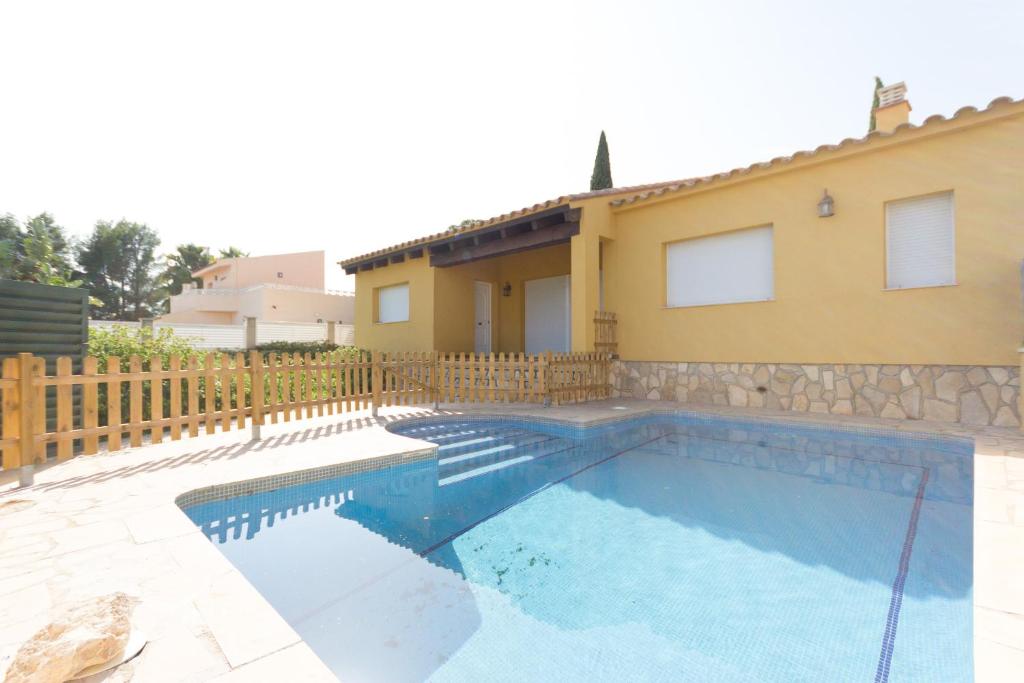 una piscina frente a una casa en INNOUTHOME Villa Tord, en L'Ametlla de Mar