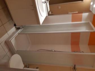 une petite salle de bain avec toilettes et miroir dans l'établissement Lagrange Grand Bleu Vacances – Résidence Le Mas de Torreilles, à Torreilles