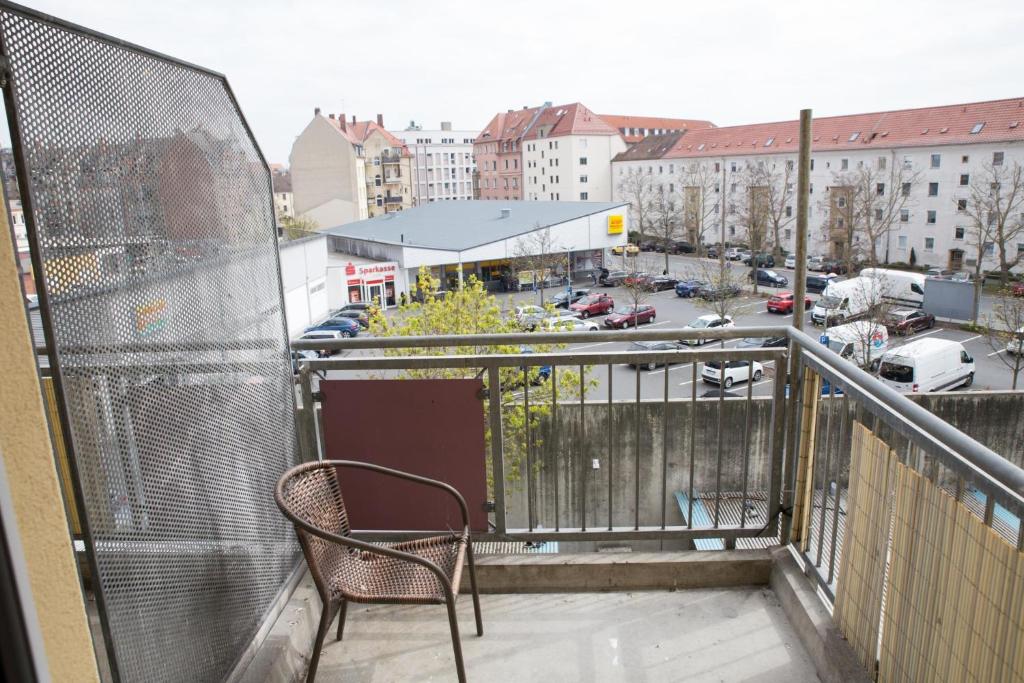 balcone con sedia e vista sulla città di Central Apartments Nürnberg-Fürth a Fürth