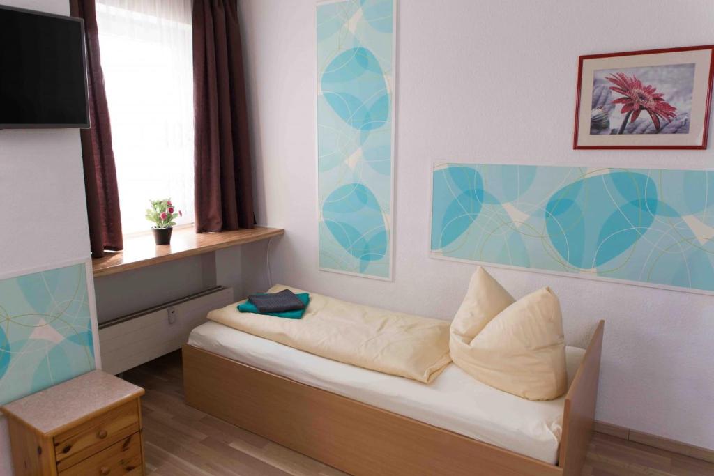 ein Wohnzimmer mit einem Sofa und einem TV in der Unterkunft Central Apartments Nürnberg-Fürth in Fürth