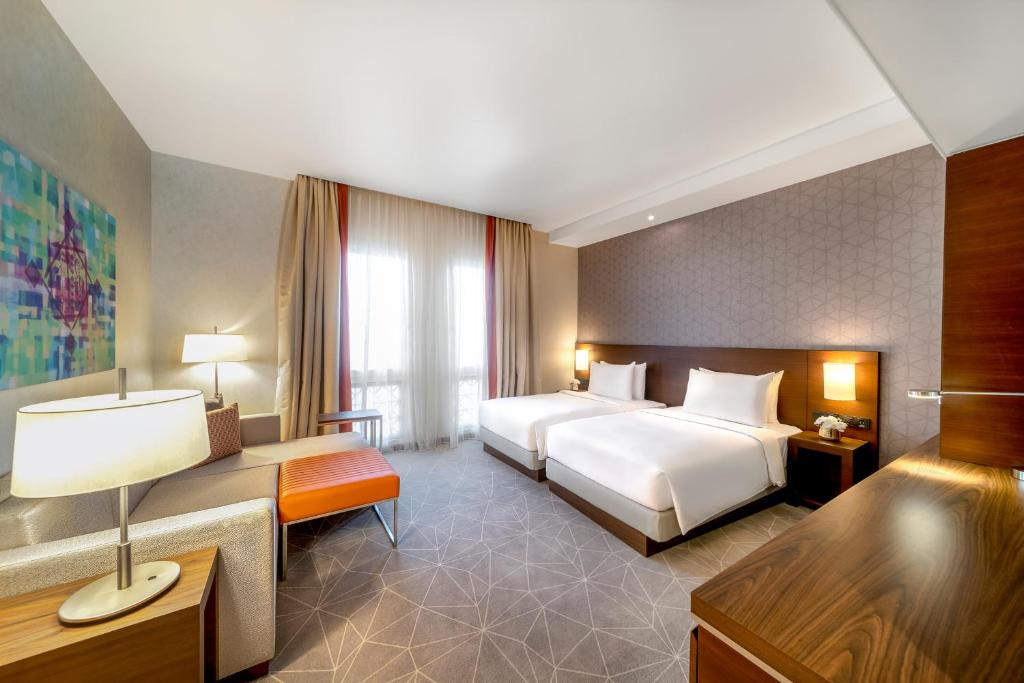 Postel nebo postele na pokoji v ubytování Hyatt Place Dubai Wasl District