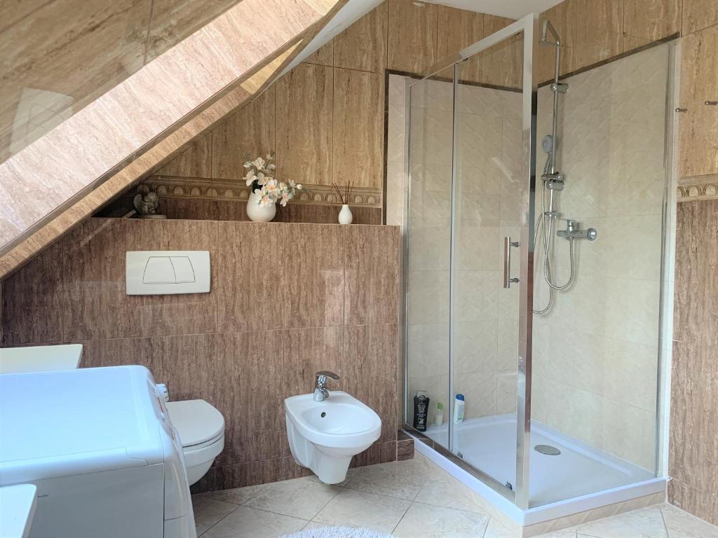 Kúpeľňa v ubytovaní Dom z Sauną i Jacuzzi- na wyłączność lub pokoje