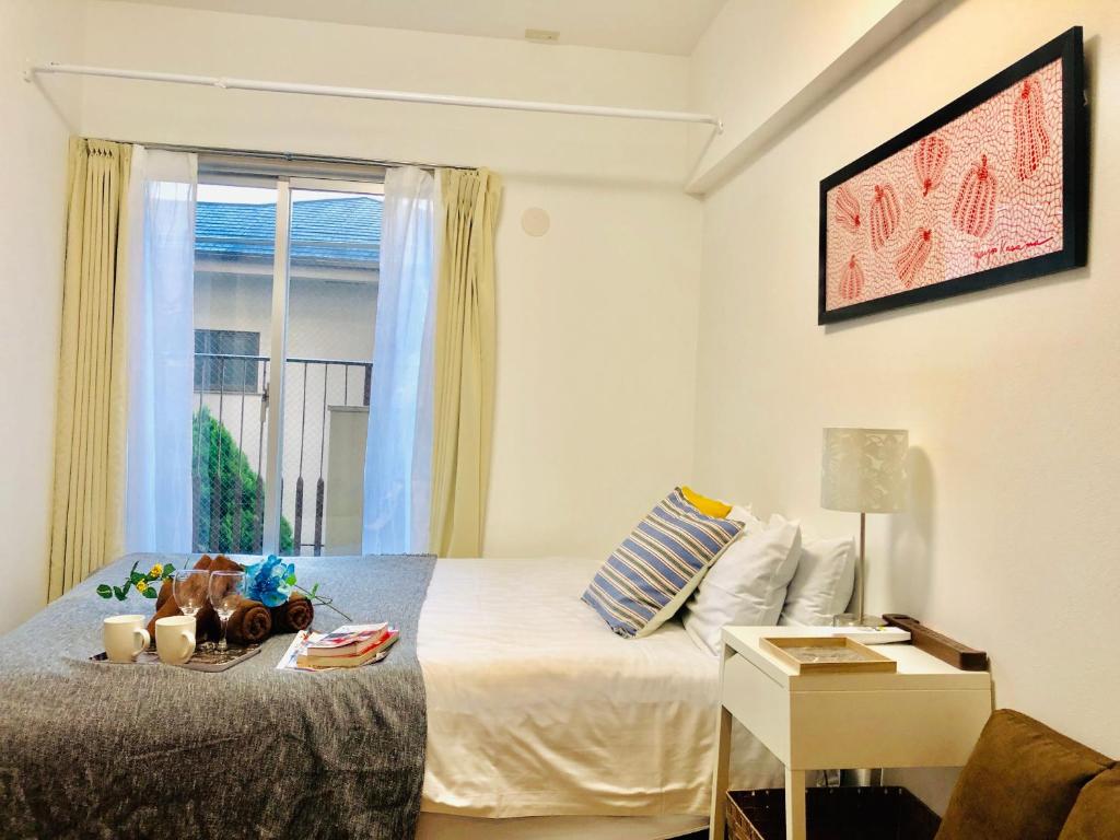 a small bedroom with a bed and a window at 板橋 RCアネックス Rc202 in Tokyo
