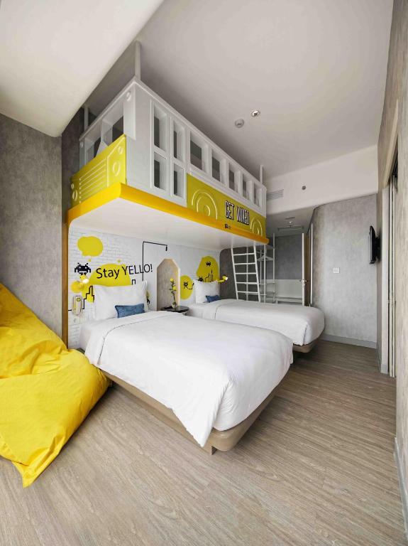Postel nebo postele na pokoji v ubytování YELLO Hotel Harmoni