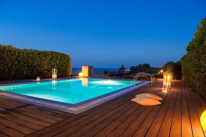 Bazén v ubytování Hotel St John Villas nebo v jeho okolí