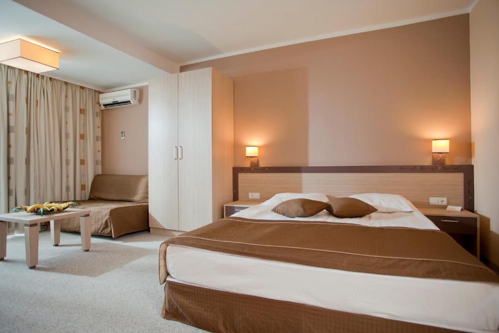 DIT Evrika Beach Club Hotel - All Inclusive - Двойная семейная комната с балконом (2 взрослых + 2 детей до 11 лет)