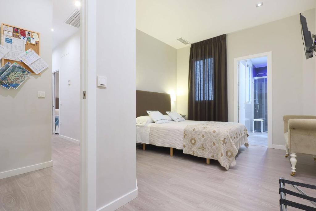 een hotelkamer met een bed en een raam bij Conde de Gondomar 1 in Córdoba