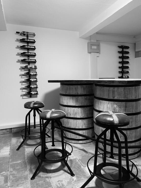 A seating area at REnthouse - Ferienhaus am Weinberg