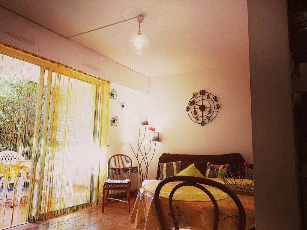 une chambre avec un lit et une porte coulissante en verre dans l'établissement charmant studio, à Cassis