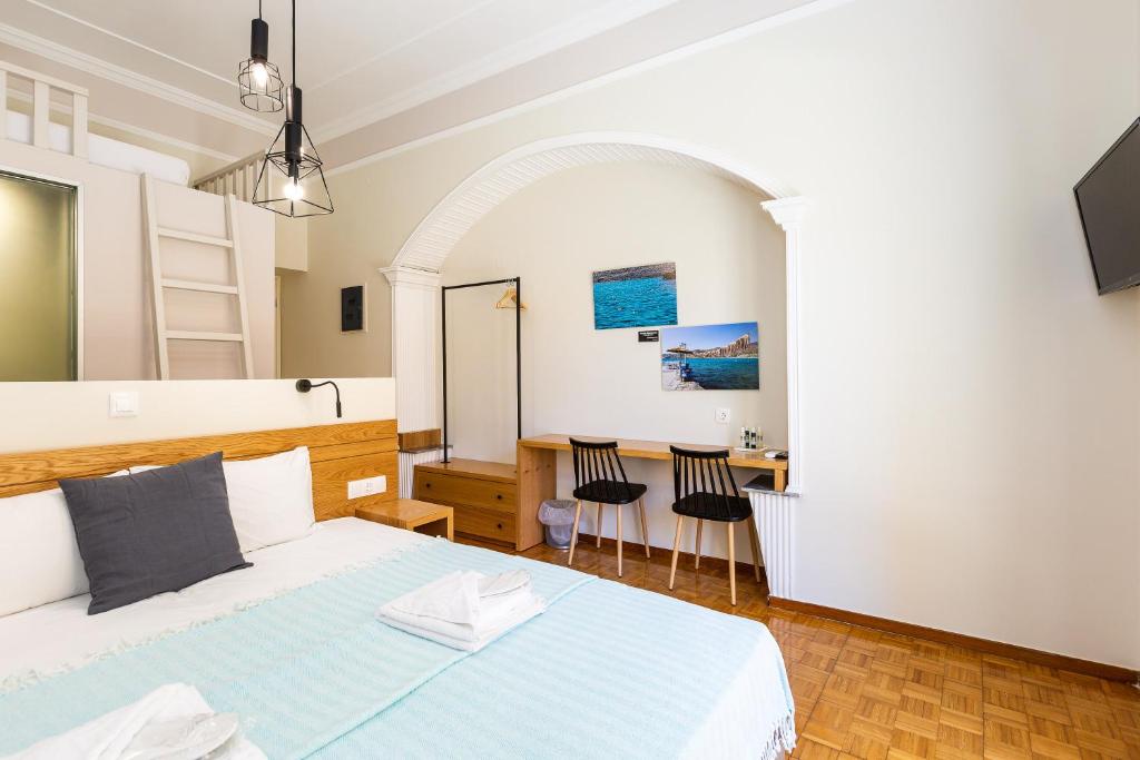 1 dormitorio con cama y escritorio en Ink Hotels Phos en Rethymno Town