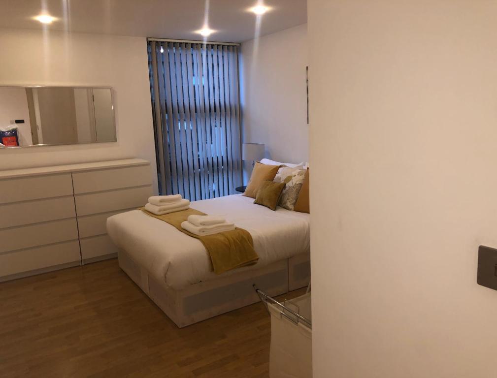 LUXURY SERVICED APARTMENT LONDON CANARY WHARF 1 BED and 1 SOFA BED