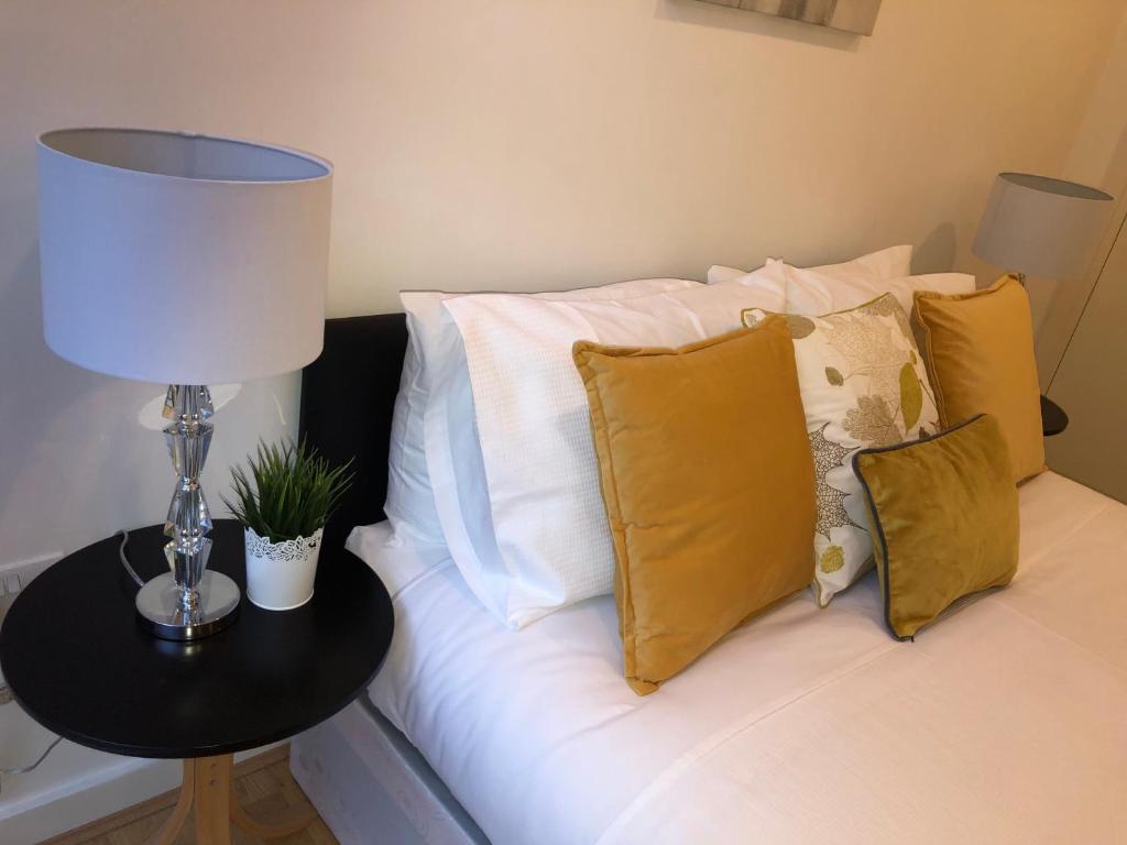 LUXURY SERVICED APARTMENT LONDON CANARY WHARF 1 BED and 1 SOFA BED