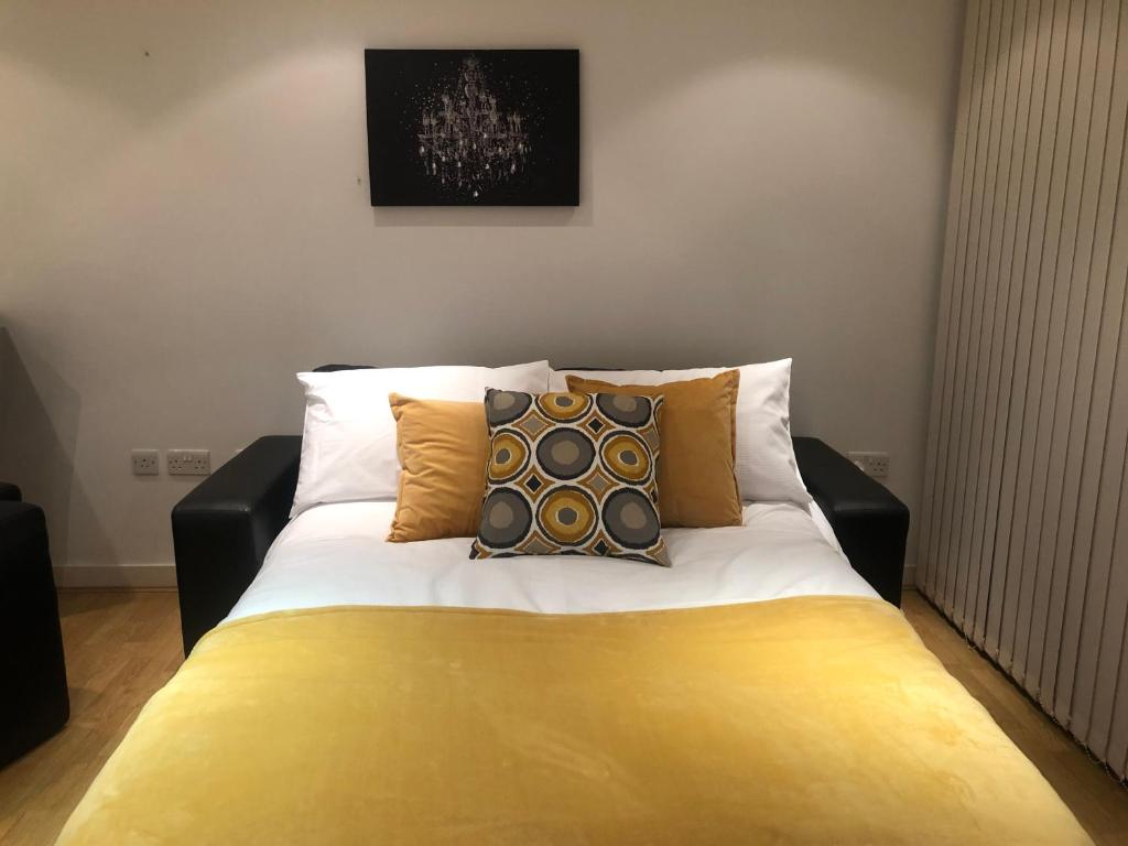 LUXURY SERVICED APARTMENT LONDON CANARY WHARF 1 BED and 1 SOFA BED