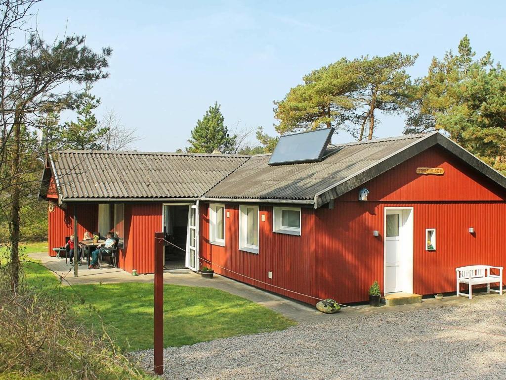 ロモ・キルケビーにある6 person holiday home in R mの屋根の赤納屋