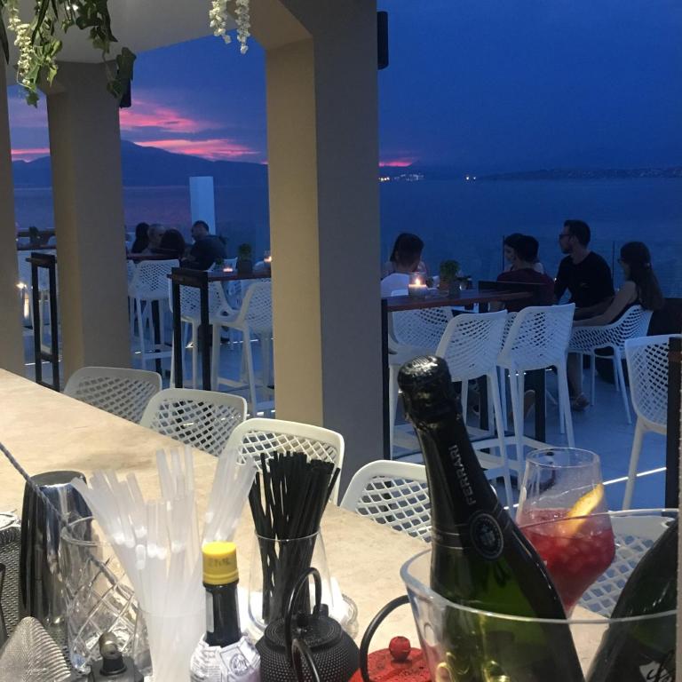Nápoje v ubytování Aianteion Bay Luxury Hotel & Suites