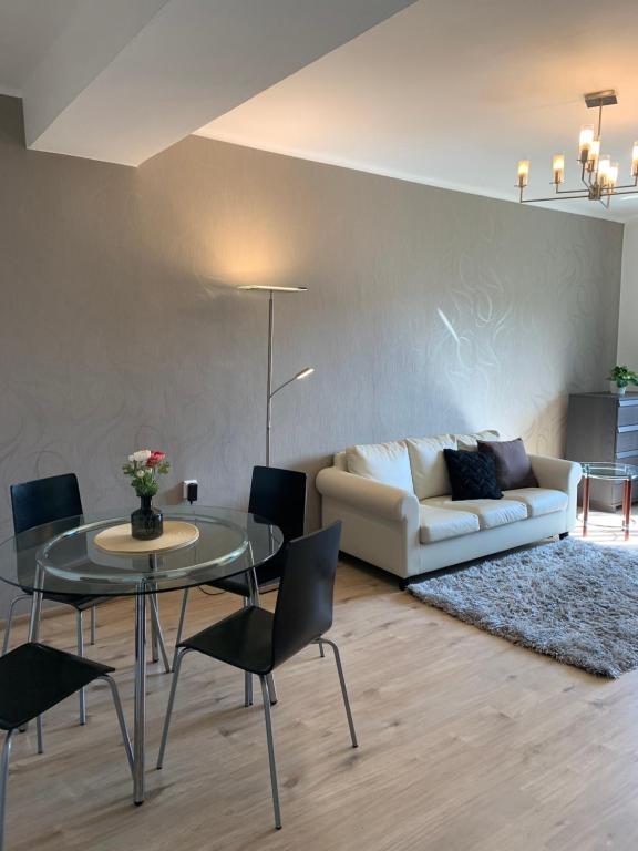 sala de estar con sofá, mesa y sillas en Apartman Skupovka en Most