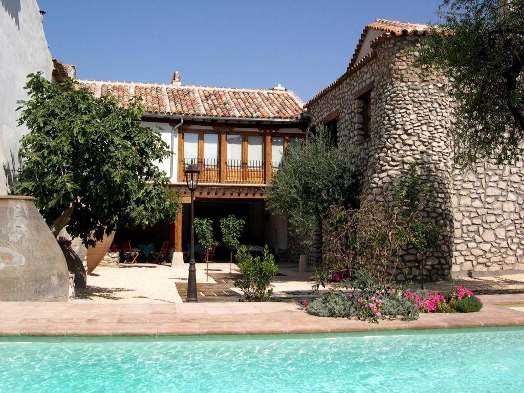 ein Haus mit einem Balkon und einem Pool in der Unterkunft La casa del tio Luis in Colmenar de Oreja