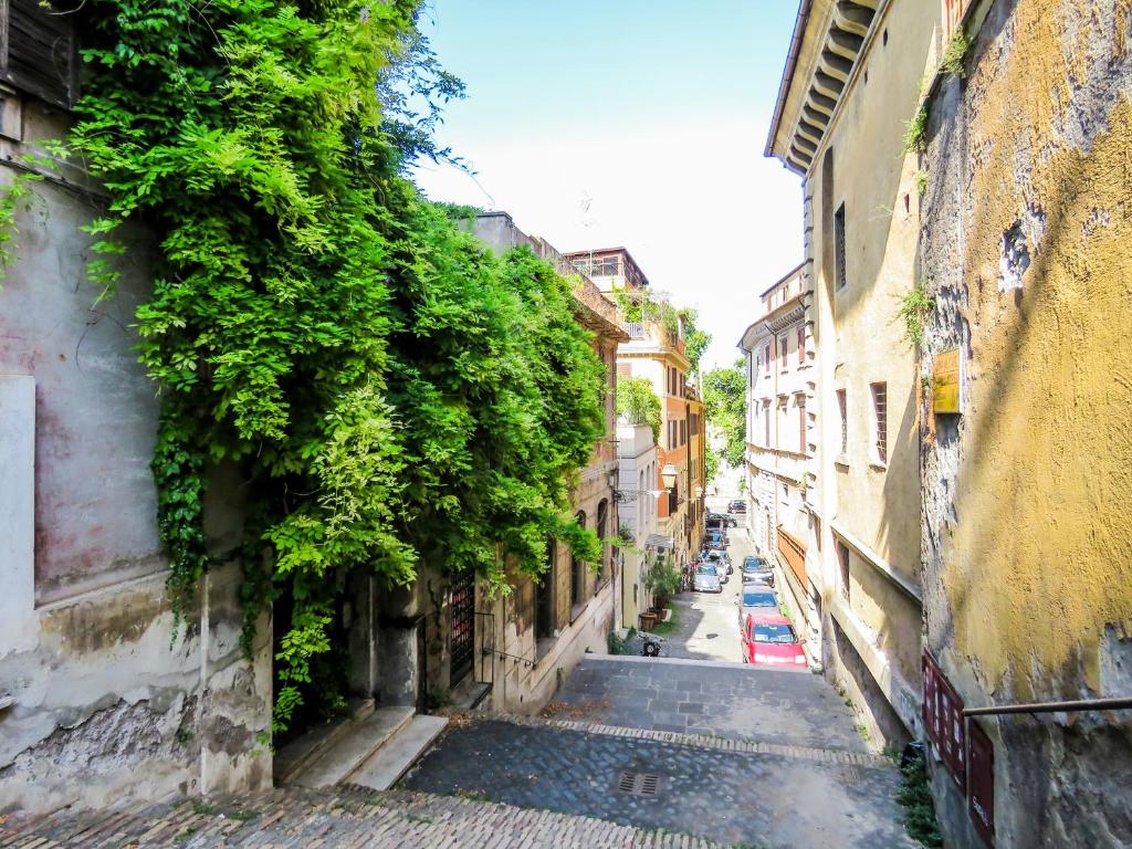 an alley with ivy on the side of a building at Sant’Onofrio - Trastevere Vatican apartment Roma in Rome