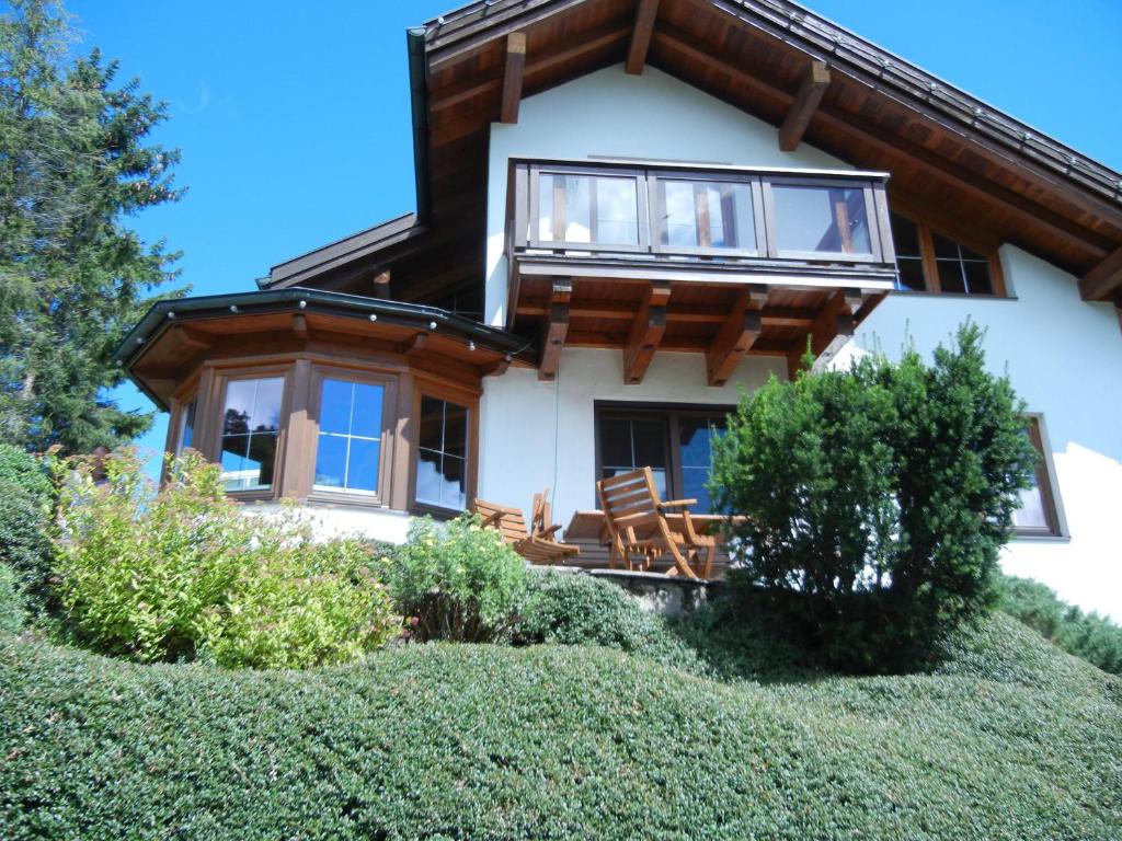 ein Haus mit Balkon auf einem Hügel in der Unterkunft Privathaus Achensee in Achenkirch