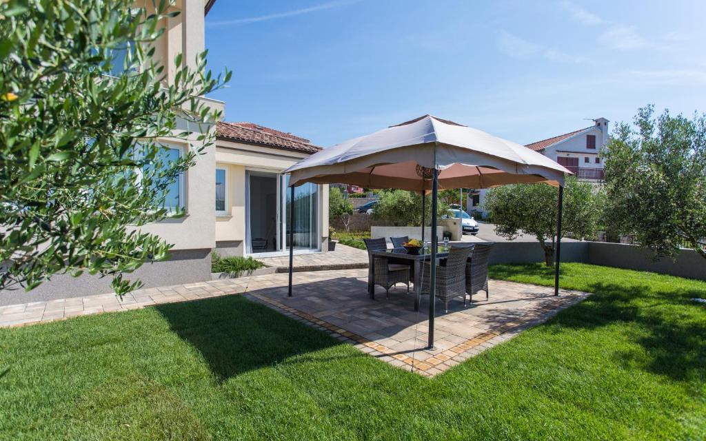 Vonkajšia záhrada v ubytovaní Apartment Natalija
