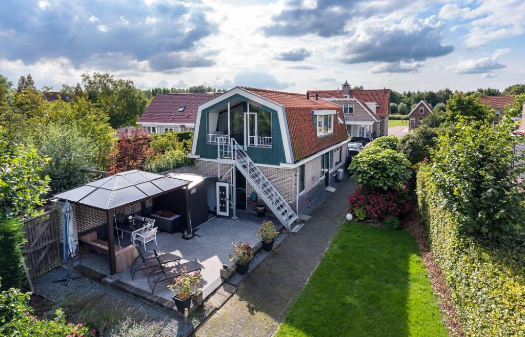 una vista aérea de una casa con jardín en Amsterdam Countryside met Airco , luxe keuken en een geweldig uitzicht, Immer besser! en Den Ilp
