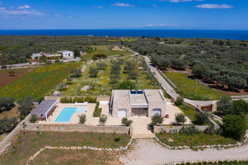 una vista aérea de una finca con piscina en Villa Arja en Corsano