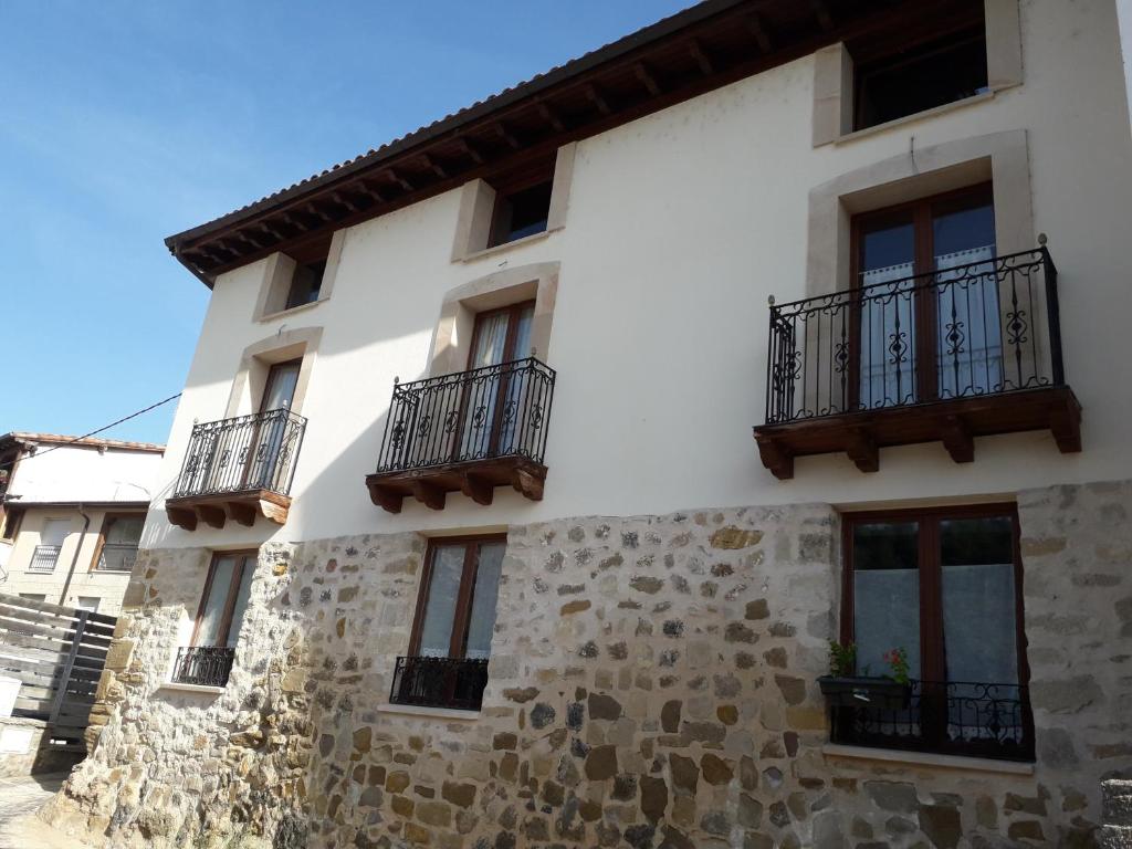 un edificio blanco con ventanas y balcones en VISTAS AL VALLE SALADO, en Salinas de Añana