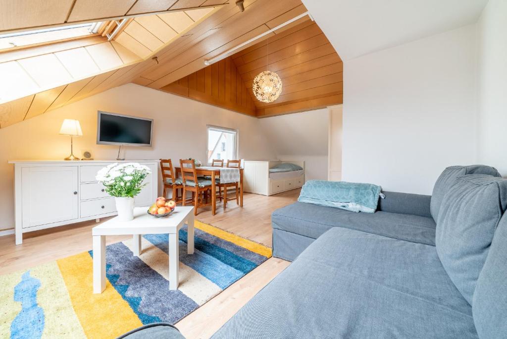 a living room with a couch and a table at Privatzimmer mit eigenem Bad in Pattensen