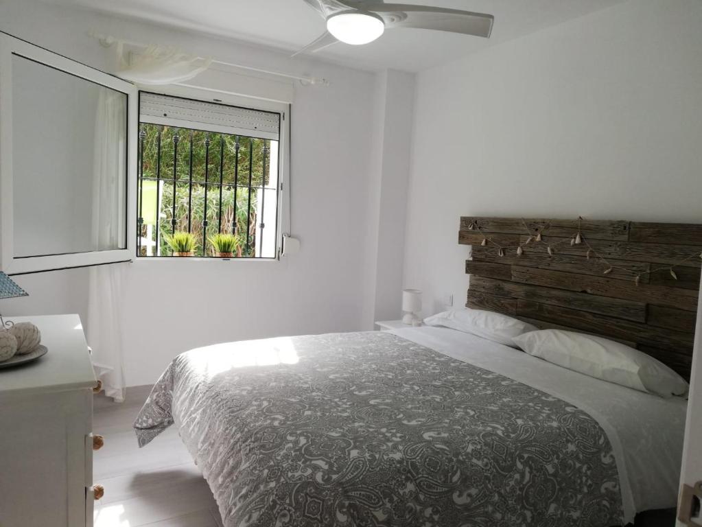 Un dormitorio con una cama grande y una ventana en Zahara de los Atunes, en Zahara de los Atunes