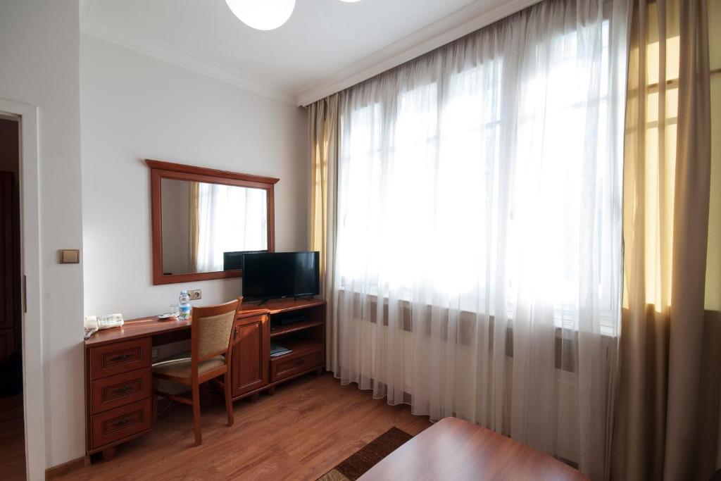 Televízia a/alebo spoločenská miestnosť v ubytovaní Art Deco Hotel Hoffmann