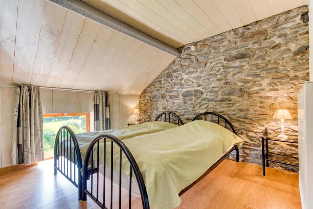 Ένα ή περισσότερα κρεβάτια σε δωμάτιο στο Le Château-Ferme de Laval : La Grange