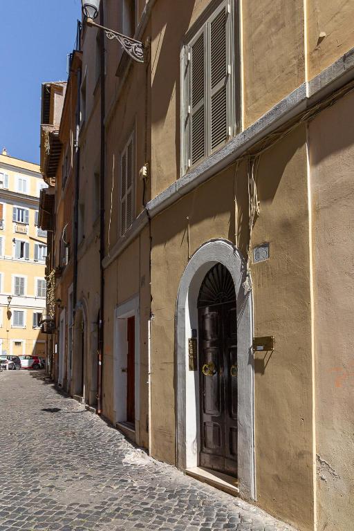 alejka z łukiem na budynku na ulicy w obiekcie Harry's Bar Trevi Luxury Apartments - Modelli w Rzymie