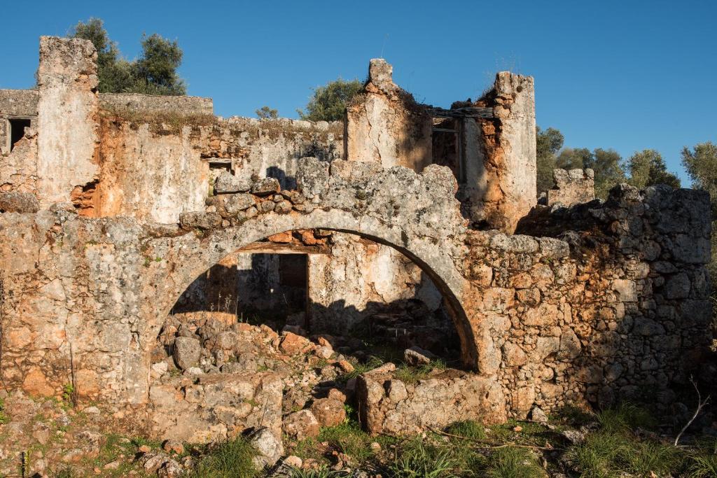 an old stone building with an arch in it at ARADENA TRADITIONAL House 4 in Arádhaina