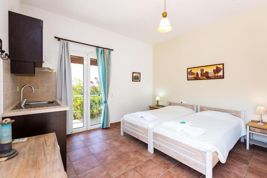 Posteľ alebo postele v izbe v ubytovaní Voukelari Rooms