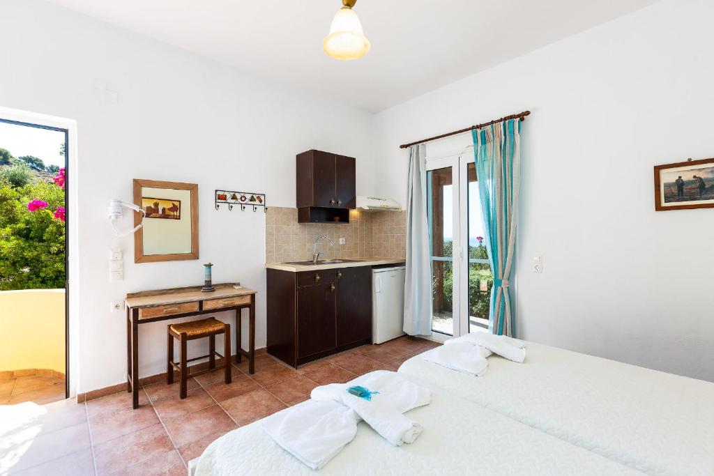 Posteľ alebo postele v izbe v ubytovaní Voukelari Rooms