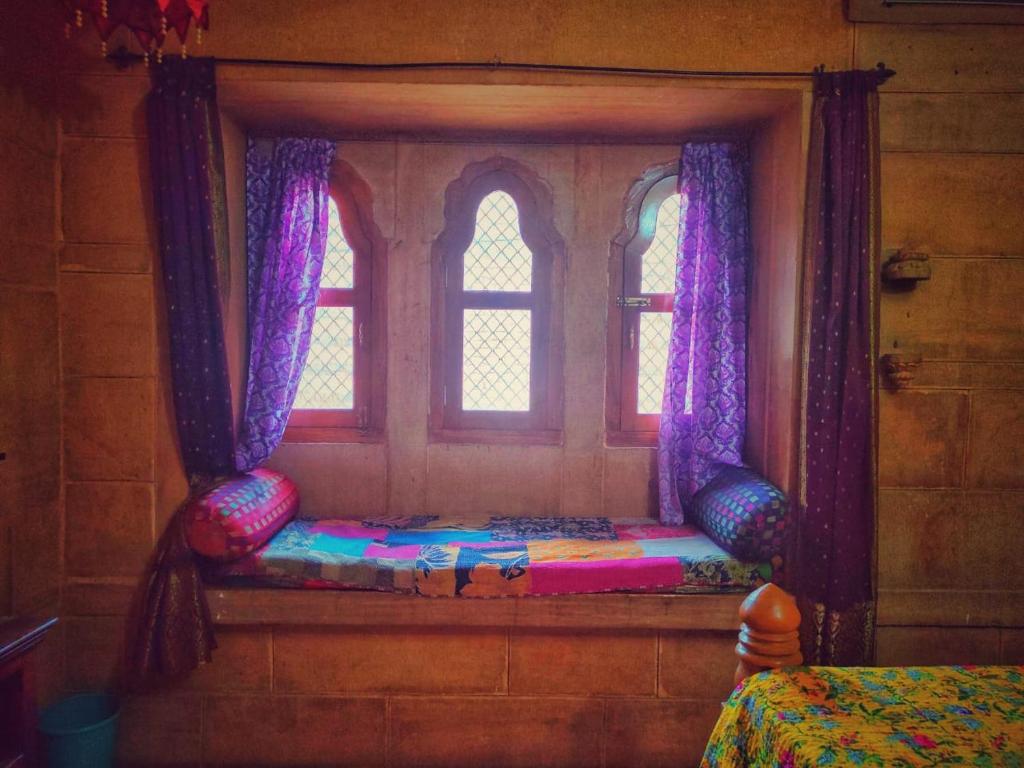 Postel nebo postele na pokoji v ubytování Shahi Palace Hotel Jaisalmer