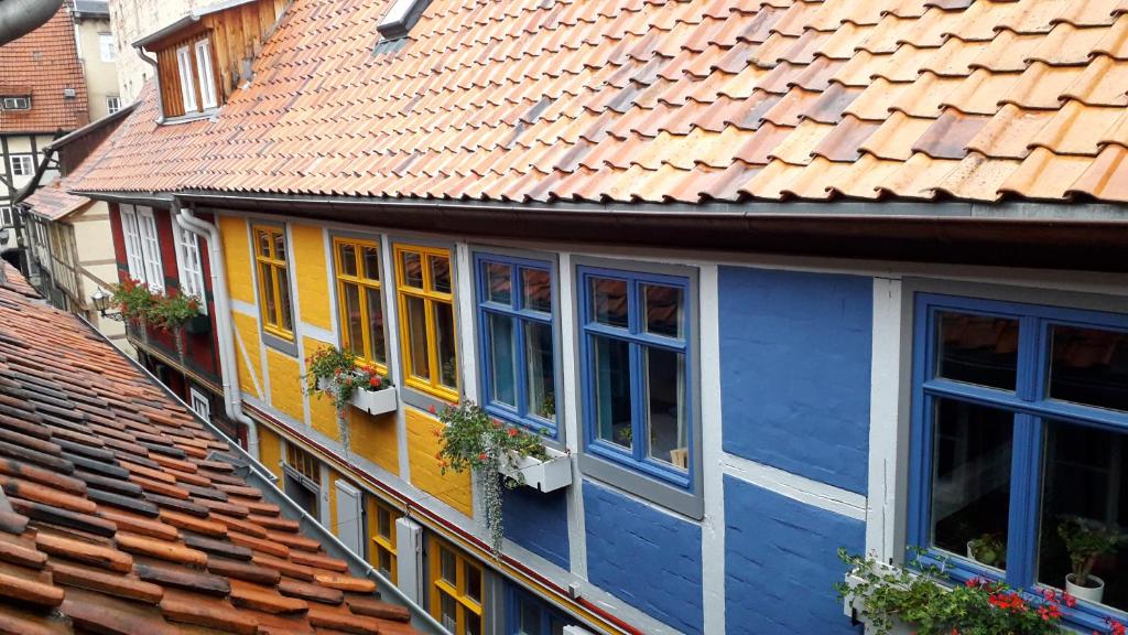 een uitzicht op een huis met kleurrijke ramen bij Fachwerkhotel - Ferienhäuser Vorhof zur Hölle in Quedlinburg