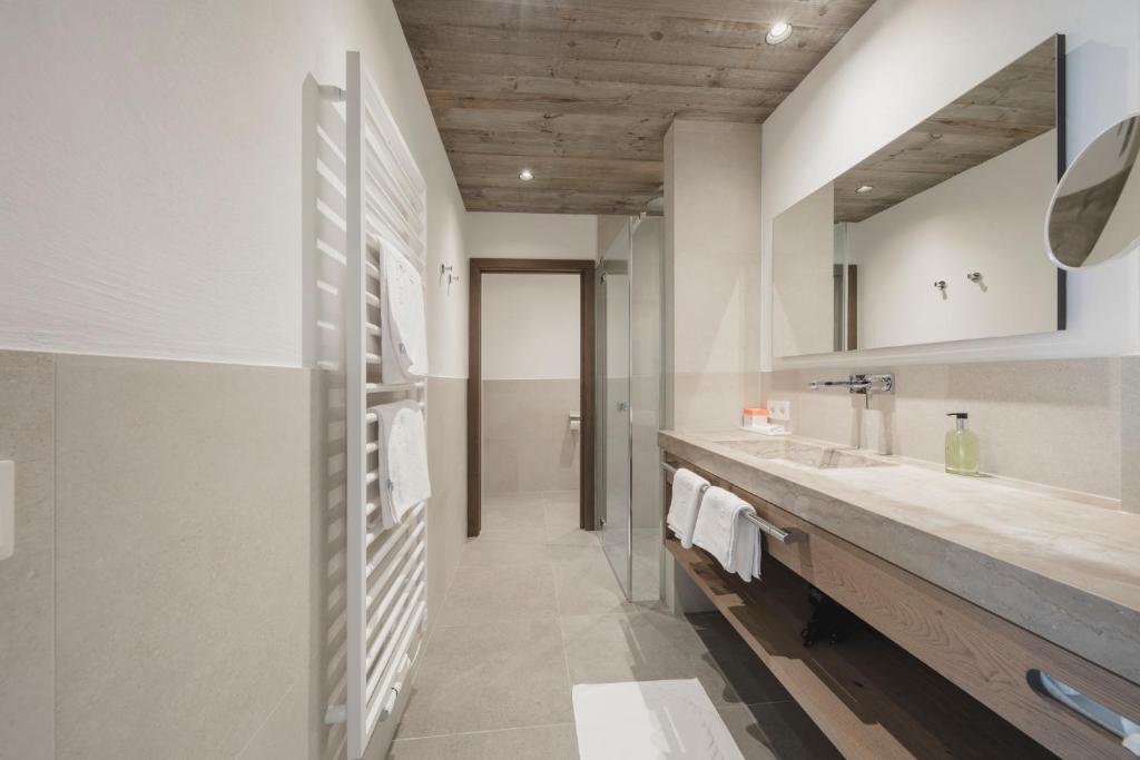 Kúpeľňa v ubytovaní Hotel Schwarzer Adler - Sport & Spa