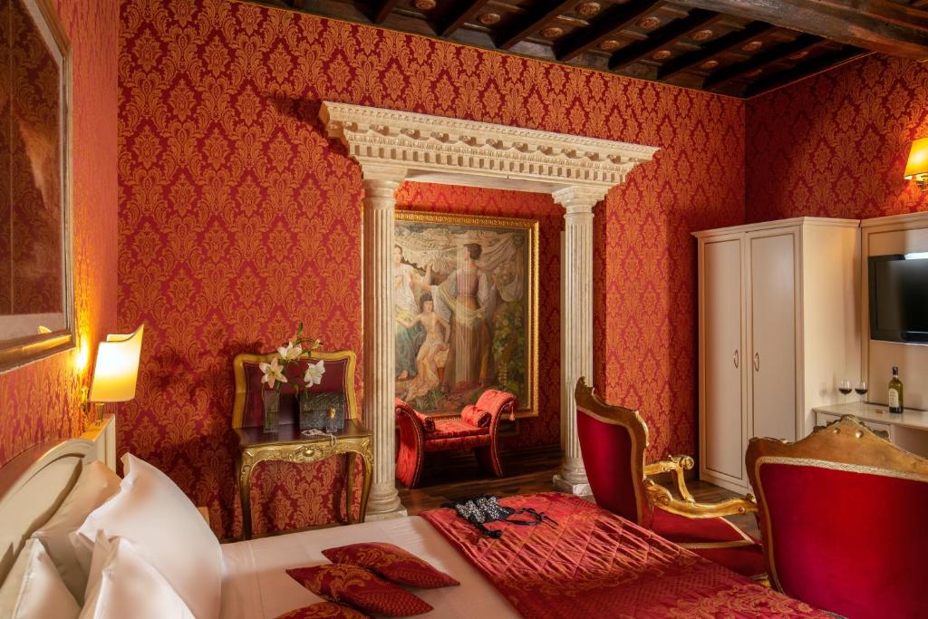 ein rotes Schlafzimmer mit einem Bett und einem Gemälde an der Wand in der Unterkunft Residenza Canova Tadolini - Guesthouse in Rom