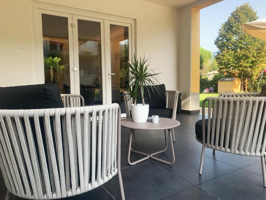 A seating area at Mikeme