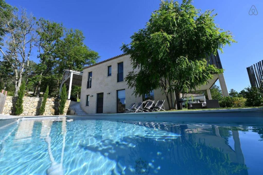 une piscine devant une maison dans l'établissement Saint-Emilion Golf - Villa St Andrews, à Gardegan-et-Tourtirac