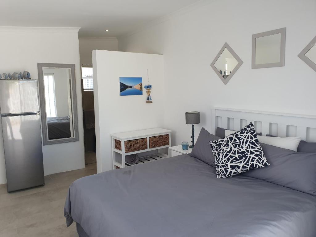 - une chambre avec un grand lit et un miroir dans l'établissement 10 on Aquavista Addo River Apartment, à Colchester