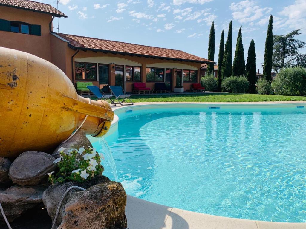 una grande piscina con fontana accanto a una casa di Villa Giuseppe Bernabei Guest House a Marino