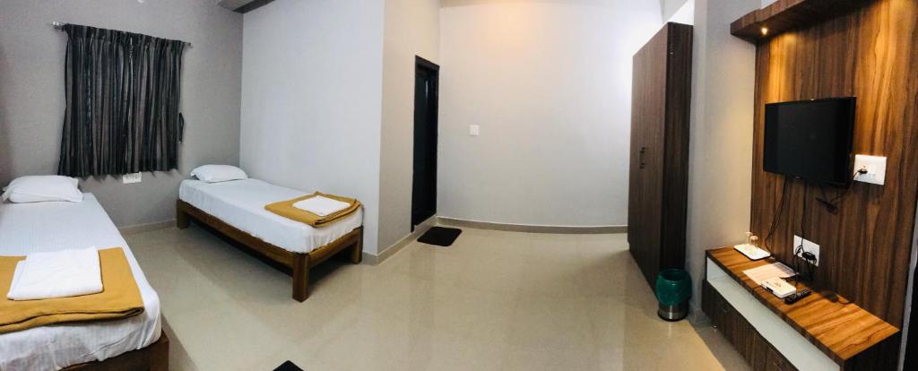 Postel nebo postele na pokoji v ubytování Sharada Residency